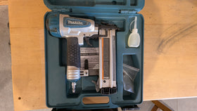 Makita — Pneumatic Brad Nailer with Case